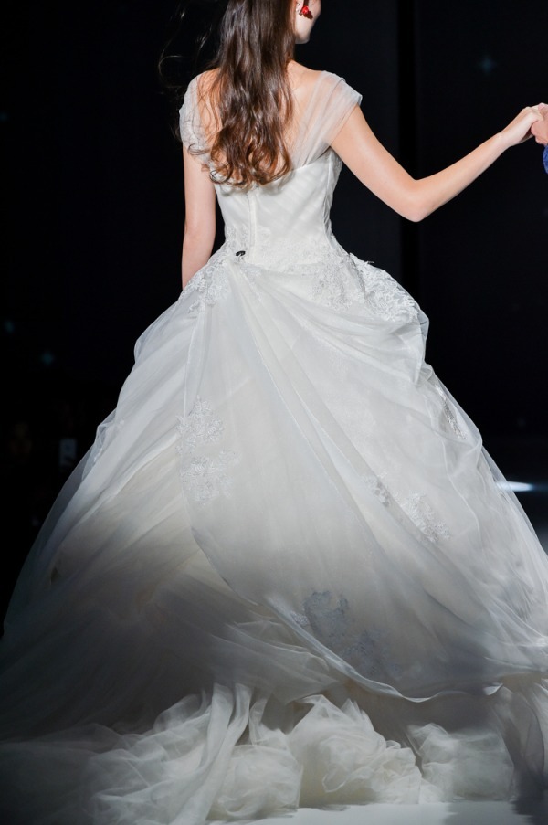 ディズニープリンセスの新作ウエディングドレス、"ティンカー・ベル"が着想のフェアリーなデザイン｜写真21