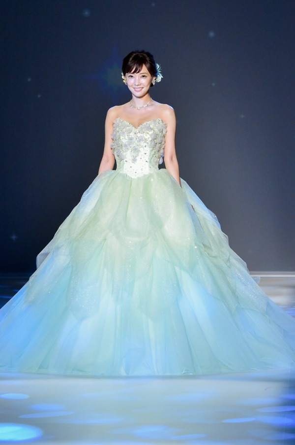 ディズニープリンセスの新作ウエディングドレス、"ティンカー・ベル"が着想のフェアリーなデザイン｜写真6