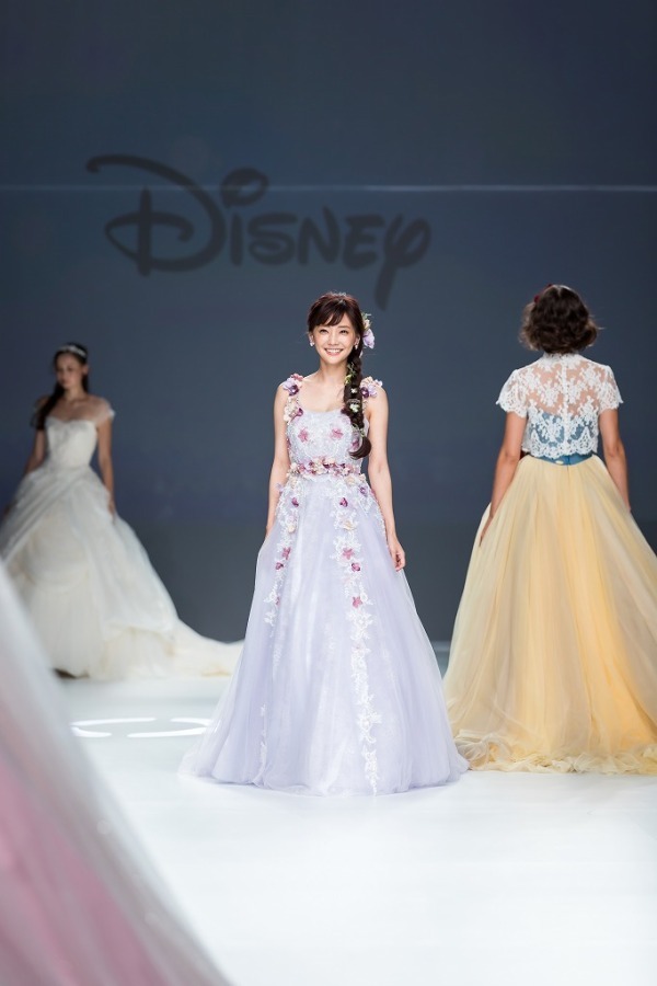 ディズニープリンセスの新作ウエディングドレス、"ティンカー・ベル"が着想のフェアリーなデザイン｜写真1