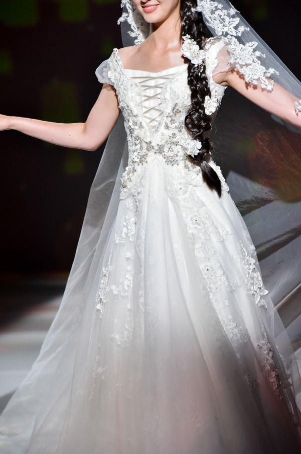 ディズニープリンセスの新作ウエディングドレス、"ティンカー・ベル"が着想のフェアリーなデザイン｜写真26