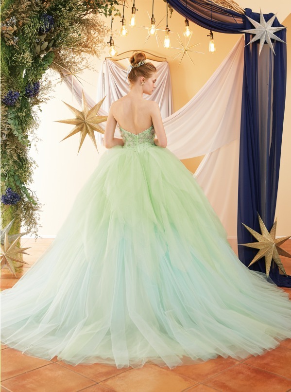 ディズニープリンセスの新作ウエディングドレス、"ティンカー・ベル"が着想のフェアリーなデザイン｜写真39