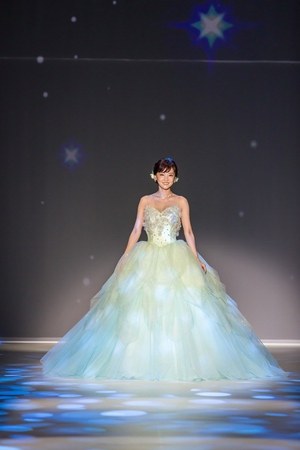 ディズニープリンセスの新作ウエディングドレス、