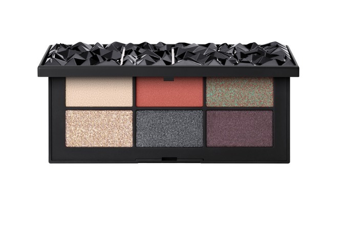 NARS プロヴォカチュア アイシャドーパレット 6,372円(税込)
セット内容：上段左から)イリデッセントライトピーチ、バーントモーヴ、ダスティ モーヴ＆イリデッセントシマー 
下段左から)ゴールド＆シルバーシマー、シマーリングブラック、シマーリングオーベルジン＜全て新・限定色＞
※NARSカウンター、NARS Cosmetics オフィシャルサイト限定発売