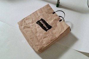 メゾン エウレカ×ベストパッキングストア、“お土産ショッパー”をモチーフにした2WAYバッグ