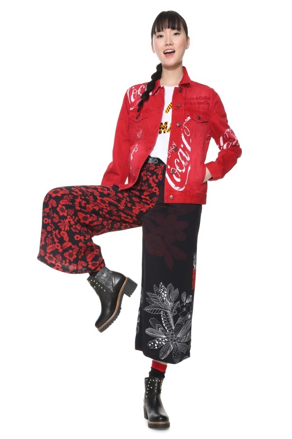 デシグアル×コカコーラのコラボアイテム、コカコーラのロゴをデザインしたTシャツやジャケットなど｜写真1