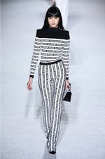 2018年冬の細見え"ストライプパンツ"活用コーデ - 着膨れを恐れずに重ね着楽しむ｜写真1