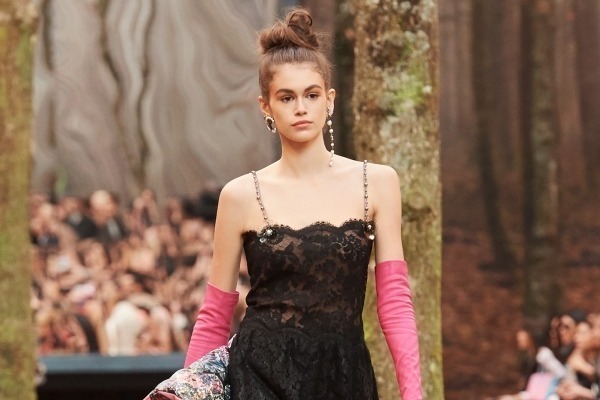 ブーティ｜ブラックドレスの洗練コーデ術、シャネルなど人気ブランドに学ぶ"黒"の着こなし