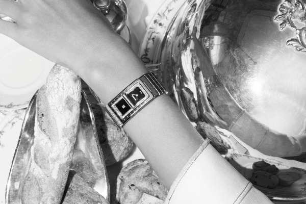 シャネルのアイコンウォッチ「コード ココ」人気ハンドバッグ着想のターンロック付き