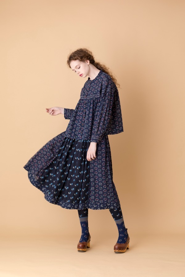 ジェーンマープルドンルサロンより秋の新作、東欧フォークロアのパッチワークスカートや花柄ドレス | 写真