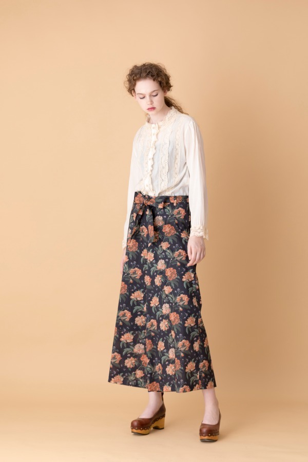ジェーンマープルドンルサロンより秋の新作、東欧フォークロアのパッチワークスカートや花柄ドレス｜写真37