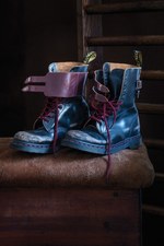 ドクターマーチン×ケント＆カーウェンの10ホールメンズブーツ、ダメージ加工を施したヴィンテージ風｜写真3