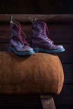 ドクターマーチン×ケント＆カーウェンの10ホールメンズブーツ、ダメージ加工を施したヴィンテージ風｜写真4