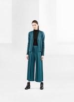 プリーツ プリーズ イッセイ ミヤケの新作、自然が描く“縞の世界”をジャケットやパンツに｜写真2