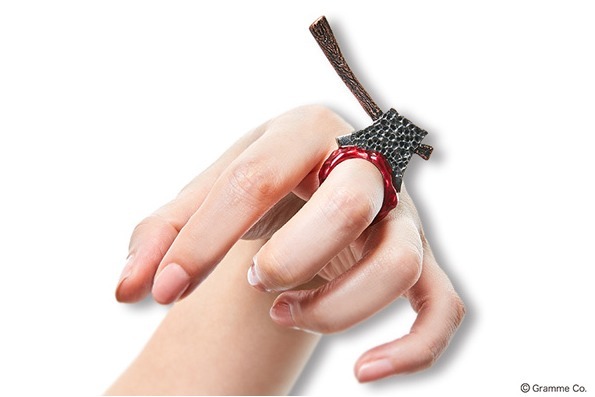 Q-pot.のハロウィン新作アクセサリー、指が切断されて見える“斧”付きリングなど