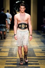 ヴェルサーチ 2013年春夏メンズコレクション - ボクサーがテーマの現代版グラディエータースタイル｜写真6