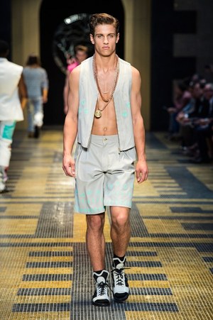 ヴェルサーチ 2013年春夏メンズコレクション - ボクサーがテーマの現代版グラディエータースタイル｜写真39