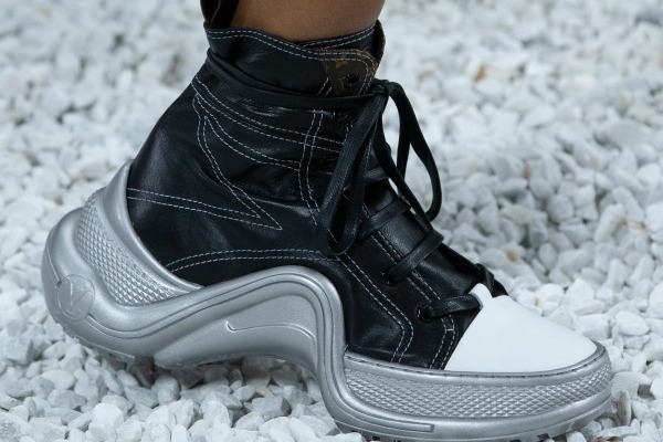 ルイ・ヴィトンの新作ウィメンズシューズ - アーク型ソールのスニーカーやサイハイブーツ