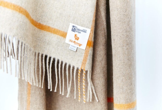 ジョンストンズ×フィルメランジェの別注ストール、巻き方で表情が変わる"混色"ブラウン
