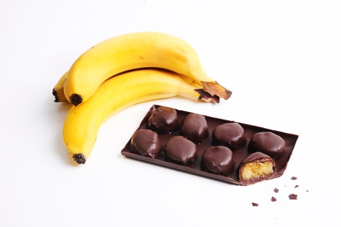 ジャン-シャルル・ロシューよりFNO限定チョコ“キャラメリゼ バナナ”のフルーツタブレット｜写真1