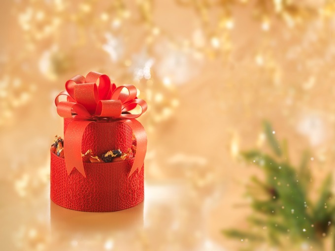 リーガロイヤルホテル 大阪 のクリスマス 真っ赤な プレゼントボックス 型ケーキなど ファッションプレス