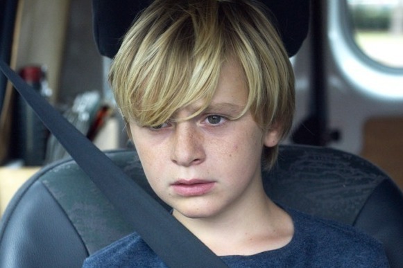 映画『ジュリアン』離婚した両親の間で揺れ動く少年、サスペンスを超えた家族ドラマ