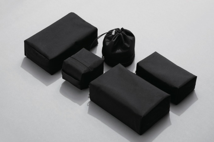 アエタ×THREEのコスメポーチ - オールブラックのシンプルな佇まい、撥水＆防水加工も