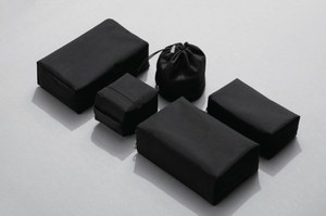 アエタ×THREEのコスメポーチ - オールブラックのシンプルな佇まい、撥水＆防水加工も