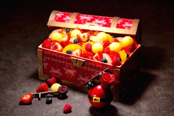 グランドプリンスホテル新高輪のクリスマススイーツ、いちごやメロンを贅沢に詰めた宝石箱のケーキ｜写真2