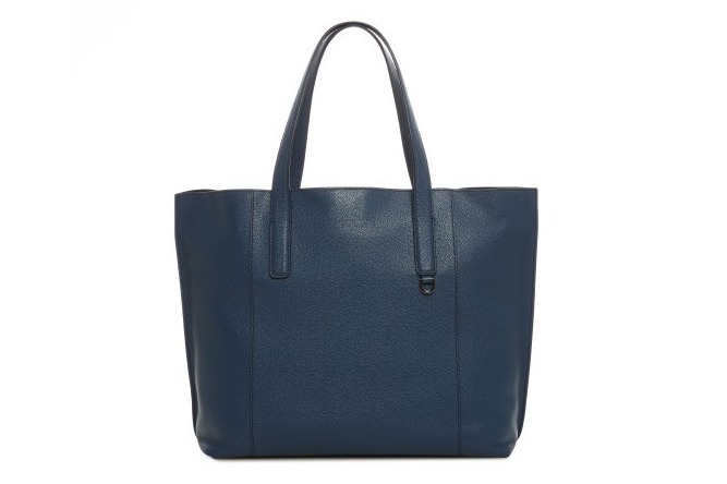 トッズ新色のメンズ「ペーパーバッグ」紙のようなレザー素材の深いブルーカラー