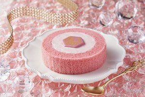 コンビニ初「ルビーチョコレート」ロールケーキがローソンで、天然ルビー色チョコのフルーティーな味わい｜写真2