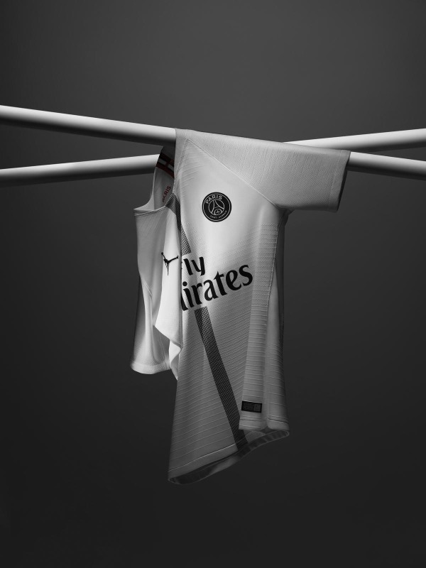 ナイキ・ジョーダン ブランドx仏フットボールクラブPSGが初コラボ、ロゴを融合したウェアやスニーカー | 写真