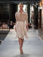 バーバリー 19春夏ウィメンズコレクション - 英国の折衷主義を讃えて、リカルド・ティッシ初シーズン｜写真25