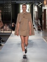 バーバリー 19春夏ウィメンズコレクション - 英国の折衷主義を讃えて、リカルド・ティッシ初シーズン｜写真69