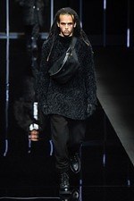 エンポリオ アルマーニ 2019年秋冬メンズコレクション、漆黒のランウェイに浮かぶエレガントな男性像｜写真1