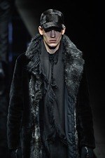 エンポリオ アルマーニ 2019年秋冬メンズコレクション、漆黒のランウェイに浮かぶエレガントな男性像｜写真4