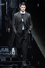 エンポリオ アルマーニ 2019年秋冬メンズコレクション、漆黒のランウェイに浮かぶエレガントな男性像｜写真6