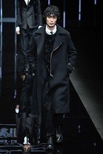 エンポリオ アルマーニ 2019年秋冬メンズコレクション、漆黒のランウェイに浮かぶエレガントな男性像｜写真10