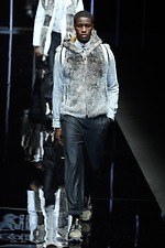 エンポリオ アルマーニ 2019年秋冬メンズコレクション、漆黒のランウェイに浮かぶエレガントな男性像｜写真102