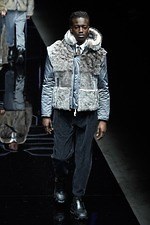 エンポリオ アルマーニ 2019年秋冬メンズコレクション、漆黒のランウェイに浮かぶエレガントな男性像｜写真107