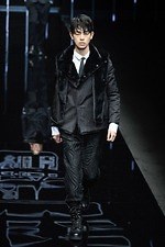 エンポリオ アルマーニ 2019年秋冬メンズコレクション、漆黒のランウェイに浮かぶエレガントな男性像｜写真11
