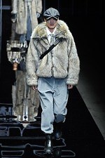 エンポリオ アルマーニ 2019年秋冬メンズコレクション、漆黒のランウェイに浮かぶエレガントな男性像｜写真109