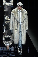 エンポリオ アルマーニ 2019年秋冬メンズコレクション、漆黒のランウェイに浮かぶエレガントな男性像｜写真110