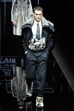 エンポリオ アルマーニ 2019年秋冬メンズコレクション、漆黒のランウェイに浮かぶエレガントな男性像｜写真113