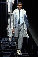 エンポリオ アルマーニ 2019年秋冬メンズコレクション、漆黒のランウェイに浮かぶエレガントな男性像｜写真115