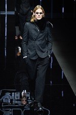 エンポリオ アルマーニ 2019年秋冬メンズコレクション、漆黒のランウェイに浮かぶエレガントな男性像｜写真12