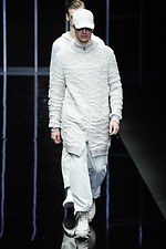 エンポリオ アルマーニ 2019年秋冬メンズコレクション、漆黒のランウェイに浮かぶエレガントな男性像｜写真121