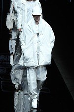 エンポリオ アルマーニ 2019年秋冬メンズコレクション、漆黒のランウェイに浮かぶエレガントな男性像｜写真126