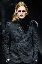 エンポリオ アルマーニ 2019年秋冬メンズコレクション、漆黒のランウェイに浮かぶエレガントな男性像｜写真13