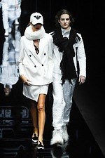 エンポリオ アルマーニ 2019年秋冬メンズコレクション、漆黒のランウェイに浮かぶエレガントな男性像｜写真132