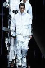 エンポリオ アルマーニ 2019年秋冬メンズコレクション、漆黒のランウェイに浮かぶエレガントな男性像｜写真133